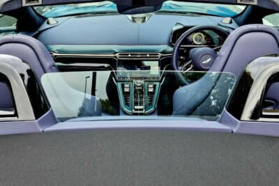 アストンマーティン ヴァンテージ ロードスター:デジタルとアナログがシームレスに融合するインテリア