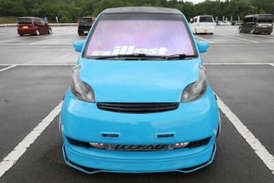 ホンダ ライフ:鋭い表情を作り出すヘッドライトはインナー部をプロジェクターリング仕様に組み替え。純正マスクからアレンジを加えるべくボンネットを一部延長加工してヘッドライトを覆う