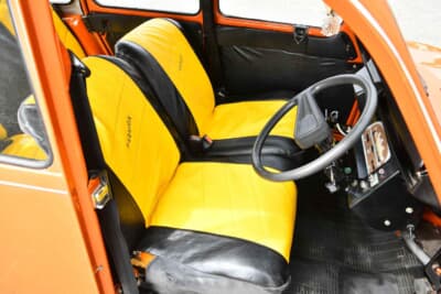 2万5000ポンド〜3万5000ポンド(邦貨換算約507万円〜約710万円)で現在も販売中のシトロエン「2CV6」(C)Bonhams