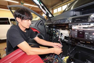 サウンドテックの石橋健太郎代表。石橋代表を筆頭に経験豊かなスタッフ陣が、親切・丁寧にアドバイスしてくれる。車種や用途、予算に合ったセキュリティが選べる