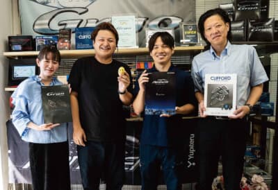 クレヴァーズ名古屋の今井康晴店長（左から2番目）。同店では、各メーカーのアイテムを取り揃えてCANインベーダやゲームボーイといった窃盗犯の手口に対応したプランをラインアップしている