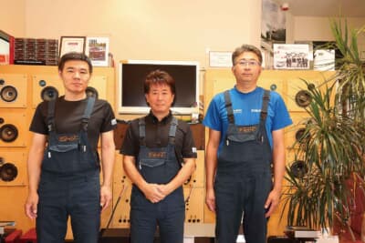 フィールの佐野 誠代表(中央)。経験豊富なスタッフ達が親切に対応してくれるので、愛車のセキュリティに関するアドバイスを詳しく受けよう