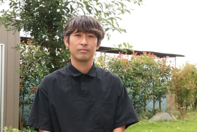 「旧車の場合は配線がボロボロで複雑に絡み合っているケースも多いです。また、パネル類を外すときにもツメが折れているケースもあります。そのような場合は補修しながら作業を進め行きます」とグランドワークスの生沼佑哉さん