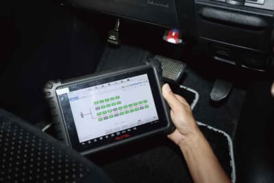 車両のOBDに接続。電子系統に故障がないかを調べる診断機スキャンツールを使用。カーセキュリティ装着後、点検を行う