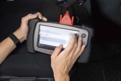 プロショップでは電装系の確認をテストするOBDスキャンツールを用いる。異常の有無が一目瞭然と分かる。セキュリティ取り付け後の点検は重要