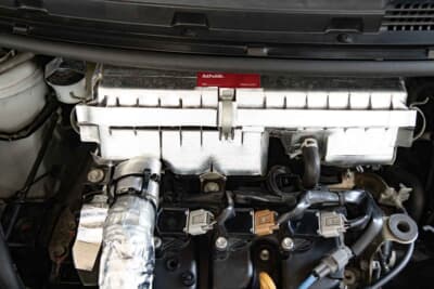 ダイハツ ミラ:熱の影響を嫌い、エアクリーナーボックスは純正。さらに耐熱クロスで全体を覆っている