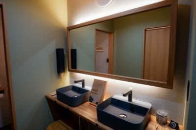 02号室は大き目の鏡前に洗面台が2個。忙しい朝でもスピーディに身支 度可能。アメニティも充実している