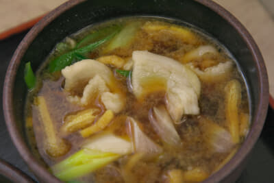 東名高速道路・赤塚PA上り：豚肉が60g入った出汁の利いたつけ汁