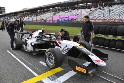 スタートグリッドに立つトヨタ育成の中村仁選手