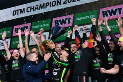 ギュヴェン選手はチーム全員とともにチャンピオントロフィーを受け取りました