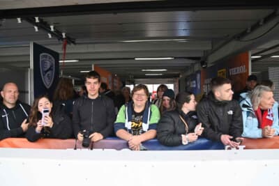 DTMでは必ず毎戦ピット1つをファンに開放しています。ファンは入場無料で、ピットを走り抜けるレーシングカーを間近で観ることが可能です