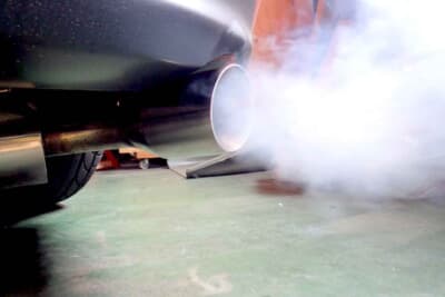 マフラーから白煙が出ることがある。水蒸気との見分けがむずかしいが、オイルが燃えているときはエンジンが温まっても白煙は消えにくい