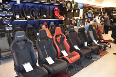 レカロやブリッドといったスポーツシートも実際に着座が可能な展示が行われていた