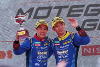 予選1位、決勝2位の61号車 R&D SPORTの井口卓人選手(左)、 山内英輝選手(右)