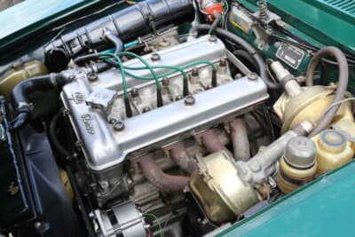 アルファ ロメオ 1750 GTV:エンジンの排気量が2Lになっており、シチュエーションを問うことなく快走できる