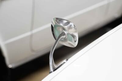 日野 コンテッサ1300クーペ：ミラーもしっかりと磨き上げられ本来の輝きを取り戻した