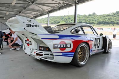 ポルシェ 930ターボ モビー ディック:愛車として購入しサーキット走行を楽しんでいた1989年式ポルシェ930ターボをベースに、モビー ディック外装化計画をスタートさせた。FRPを使って型を起こし、見事に完成させた