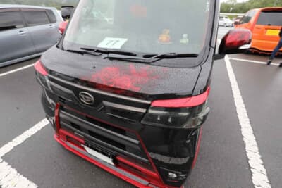 ダイハツ アトレーワゴン:ボンネットにはエアブラシで赤いバラの花束がさりげなくアレンジされている