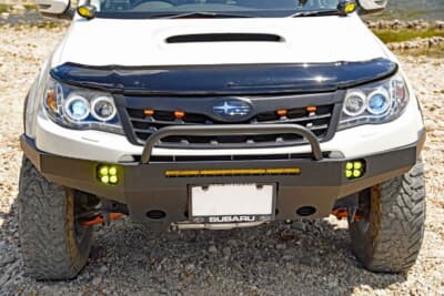 スバル フォレスター：グリル前のU字のガードバーは、制作したバンパーにボルトで固定するタイプボンネット前のバグガードは、ネット通販で購入した