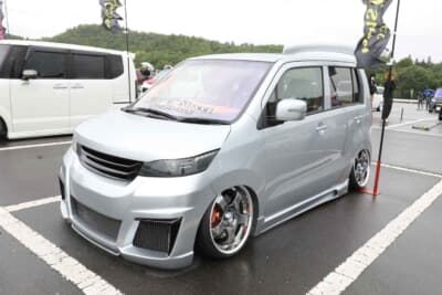 スズキ ワゴンRスティングレー:純正よりも鋭いイメージを強調させるため、ヘッドライトのインナーパーツをすべて交換し、プロジェクターとLEDを使ったオリジナルリメイクを施している