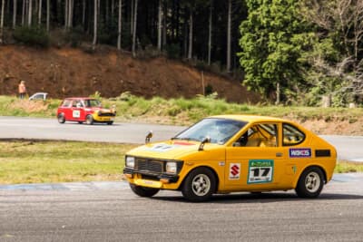 スズキ フロンテクーペの後ろにはホンダ N360が迫ってくる