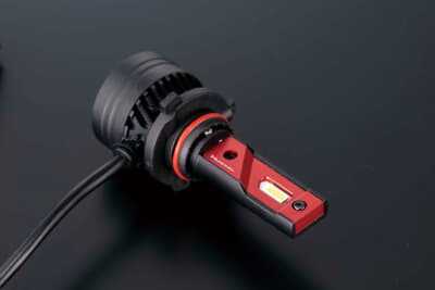 ヴァレンティ ジュエルLEDヘッドバルブ:新搭載のヒートパイプとLED基盤は熱伝導性の高い銅をセレクト。さらに、本体は熱伝導性の高いアルミを使用してヒートシンクまでを一体構造。電動ファンを内臓することで、熱を確実に放出させ、安定した明るさを維持させる