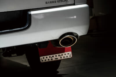 インテック・マフラーカッター:ハイエースの純正バンパーにはマフラーテールエンドの開口部が設けられている。マフラーカッターのオーバル形状はその開口部にフィットさせたデザイン。違和感なく純正バンパーに収まりレーシーな雰囲気を醸し出してくれる