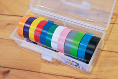 プラスオン:純正に使われているものと同様のテープを取り揃え、配線が純正と同化するように気を使う。これこそが匠のインストール術だ