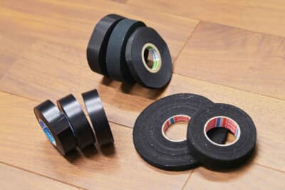 テープも同じ黒でもさまざまな種類があり、艶あり、布製など純正の配線と同化するようにすべて丁寧に使い分けて防盗性をより高めている