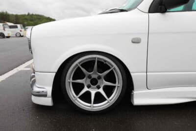 ダイハツ ミラジーノ：サスペンションは基本的に車高調キットを装着し、車高を下げているが、そのキットも他車からの流用でまかなった