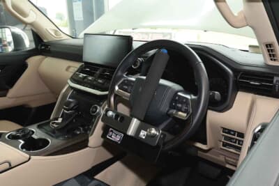 キタコ製ハンドルロック「SHL-02プレミアム」。セキュリティはデジタル機器だけに頼るのではなく、物理的なハンドルロック等の組み合わせも推奨している