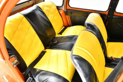 2万5000ポンド〜3万5000ポンド(邦貨換算約507万円〜約710万円)で現在も販売中のシトロエン「2CV6」(C)Bonhams