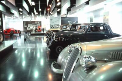 当時館内には80台のクルマの他に、飛行機や模型なども展示されていた
