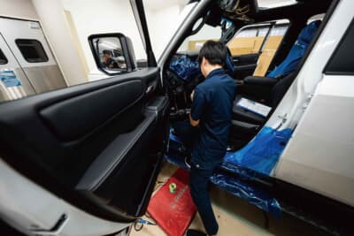 盗難車ランキングの4年連続ワースト1位はランクル。取材当日、ピットではランクル250へのセキュリティ装着作業が行われていた