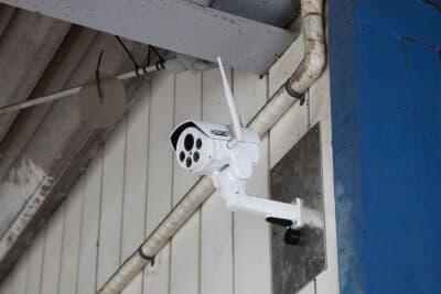 ホーネット防犯カメラ:出先からでもアプリでリアルタイムに状況確認できるAI防犯カメラ&純正クラクションをテコの原理で鳴らすアナログなハンドルロックも推奨する