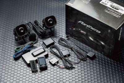 パンテーラZ706:車両盗難だけでなく車上狙いから愛車を守ってくれるZ706はバッテリー内蔵のサイレン、センサー類各種、アンサーバックを備える