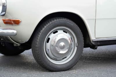 DAF 44:純正のホイールキャップを装着するなど、オリジナル度が高い希少なオランダ製の乗用車DAF。ブレーキは4輪ドラム