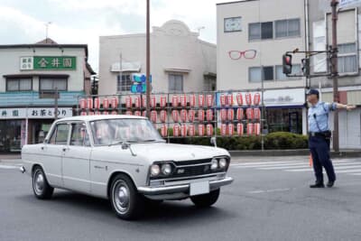 プリンス スカイライン 2000GT-A:「桐生八木節まつり」の一環として初開催されたクラシックカー展示。目抜き通りを閉鎖した会場へ警察官の誘導で搬入される54A