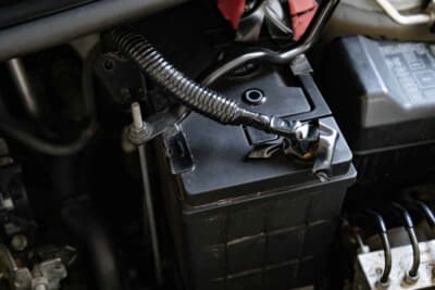 ダイハツ ミラ:バッテリーは軽量タイプに交換 ボンネットなどもFRPにしているがまだ他車よりも重い