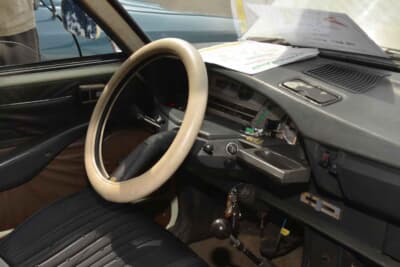 シトロエン GSサービス：独特の動きが楽しいボビンメーターや1本スポークのステアリングホイールなどのディテールは、この時代のシトロエンの特徴