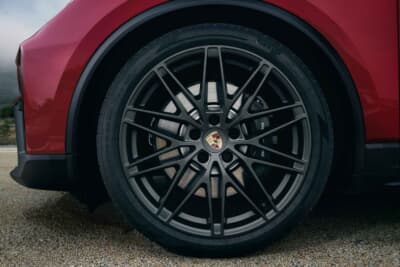 ポルシェ・マカンGTS：GTS限定の21インチMacanデザインのアンスラサイトグレーのホイールを履く