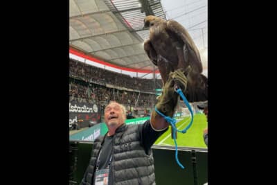 フランクフルトのチームシンボルは鷲です。試合前には鷲とともに鷹匠風の男性が登場しました