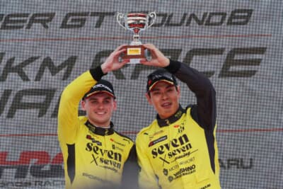 3位666号車seven × seven Racingのハリー・キング選手(左)と 藤波清斗選手(右)