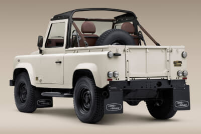ランドローバーCLASSIC DEFENDER WORKS V8 MUROMACHI EDITION：バッジ類は1950年当時の輸入車用シャシープレートをモチーフにしている