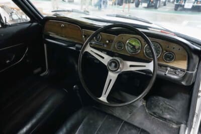 日野 コンテッサ1300クーペ：インパネやシートなどインテリアは無改造のオリジナル状態を良好に保つ