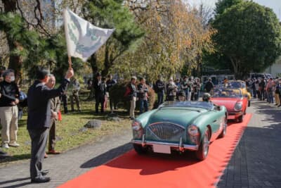 ラリーに出発するオースティン ヒーレー100/4