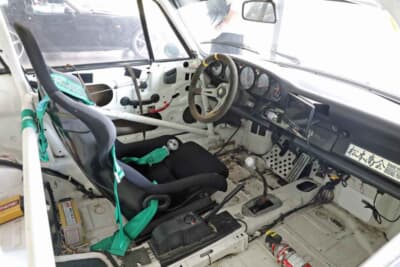 ポルシェ 930ターボ モビー ディック:インテリアはレーシングカーそのもの