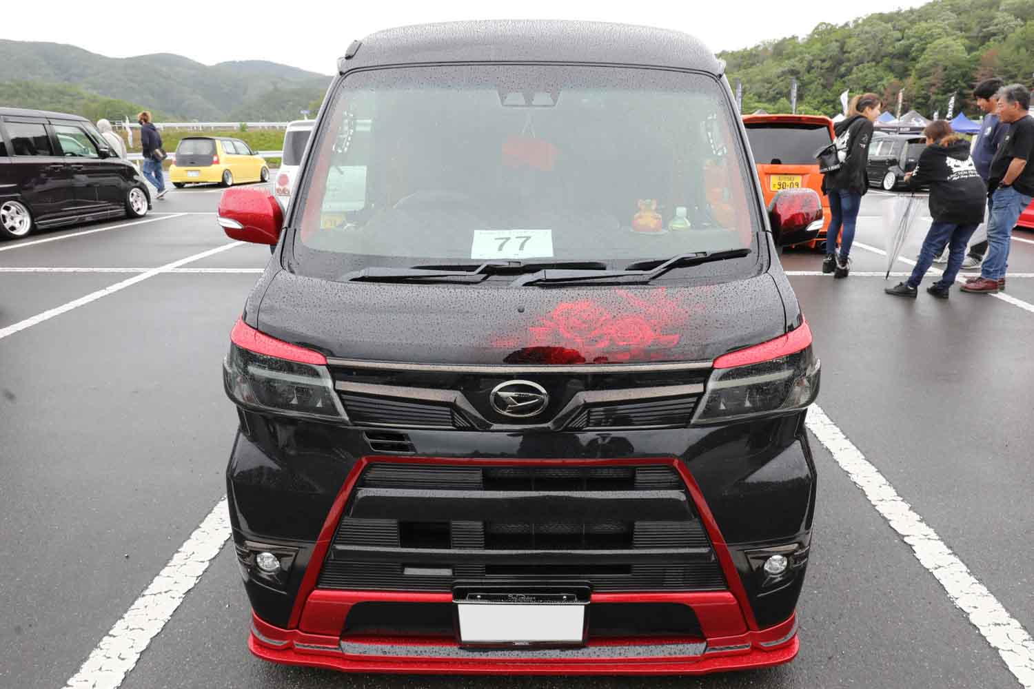 彼女の愛車はダイハツ「アトレーワゴン」！黒×赤のコントラストが
