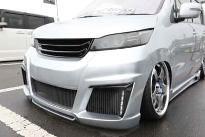 スズキ ワゴンRスティングレー:鋭いイメージを強調するファイブワークス製バッドフェイスボンネットとブイビョン製フロントバンパー