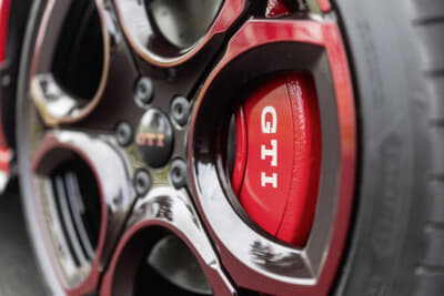 フォルクスワーゲン・ゴルフGTI エディション50:ポテンザ・レースセミスリックタイヤと19インチのヴァルメナウ鍛造ホイール